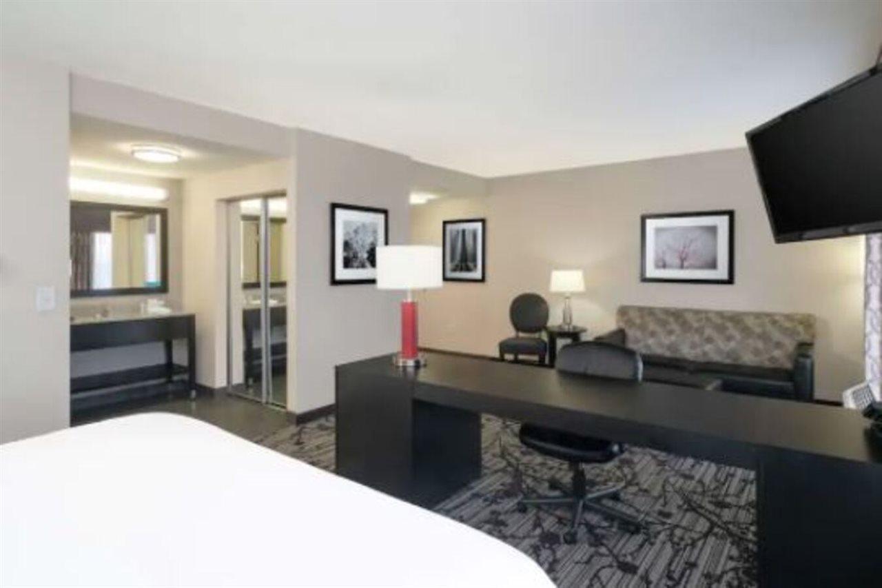 Hampton Inn And Suites Roanoke Airport/Valley View Mall Exteriör bild