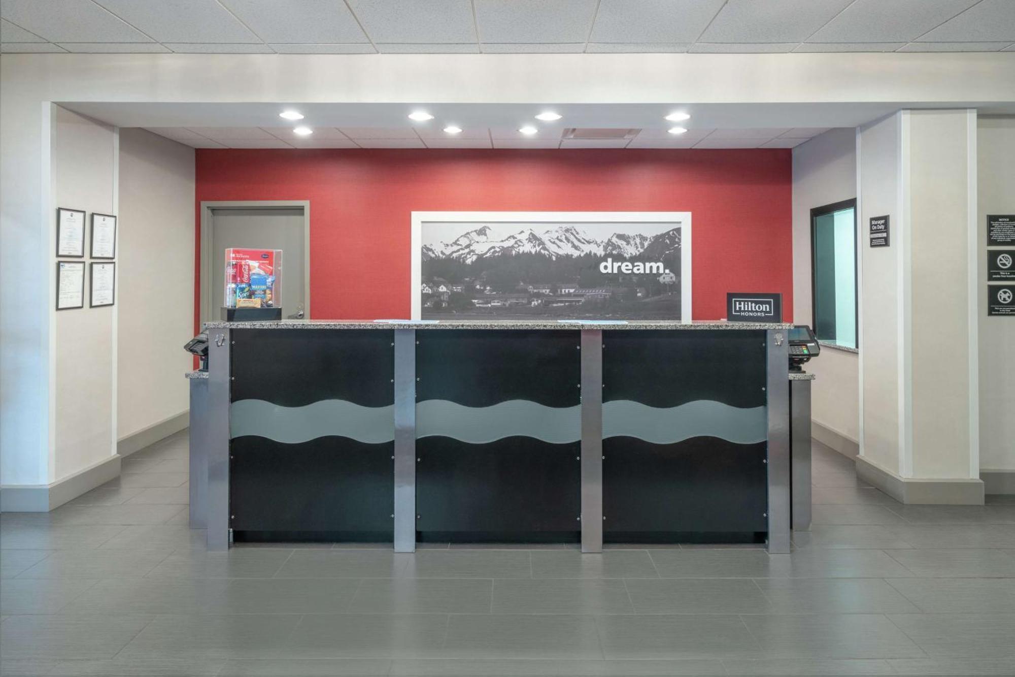 Hampton Inn And Suites Roanoke Airport/Valley View Mall Exteriör bild